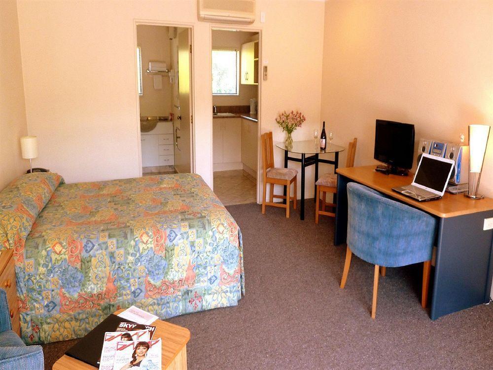 Tudor Lodge Motel Nelson Bagian luar foto